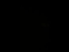 ബസ്റ്റി ബ്രൂണെ അത്യാഗ്രഹത്തോടെ സോഫയിൽ നക്കുന്നു സമനിരപ്പുണ്ടാക്കുക
